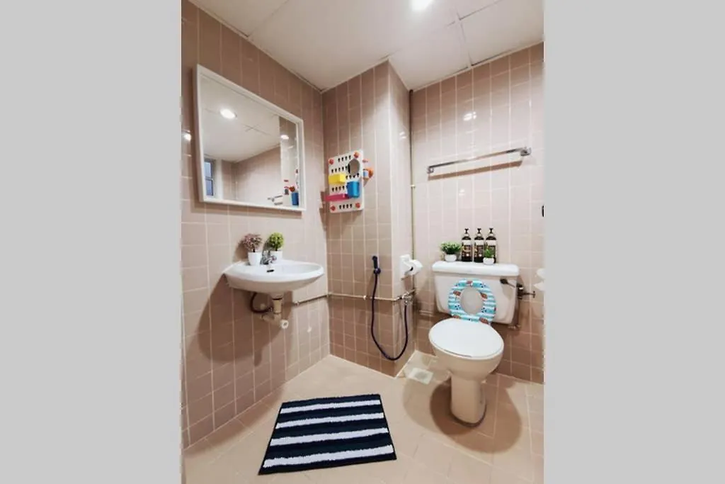 Ees Whale House - Homestay 3 Min Walk To Beach Batu Ferringhi Apartment
